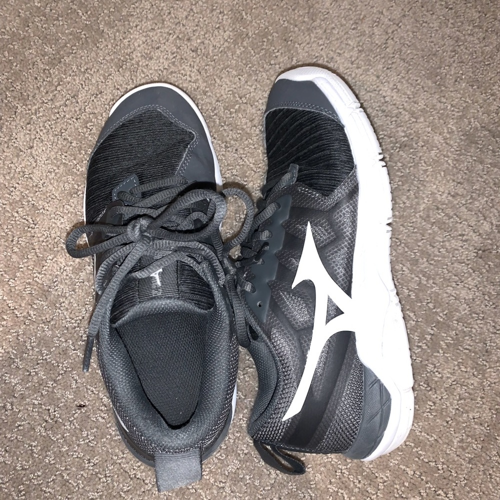 Mizuno court shoes